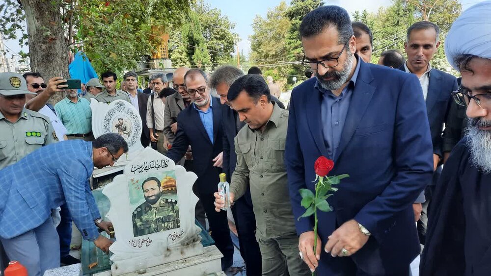 معاون رئیس جمهور و رئیس سازمان حفاظت محیط زیست به شهیدان آمل ادای احترام کرد