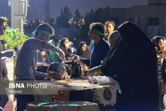 پذیرایی از زائران جامانده اربعین در آستانه اشرفیه
