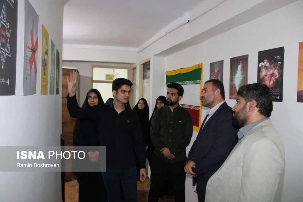 افتتاح نمایشگاه مجموعه پوستر «طوفان الاقصی» در جهاد دانشگاهی گلستان
