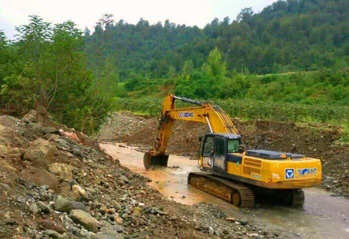پاکسازی سواحل رودسر از گیاه سنبل آبی