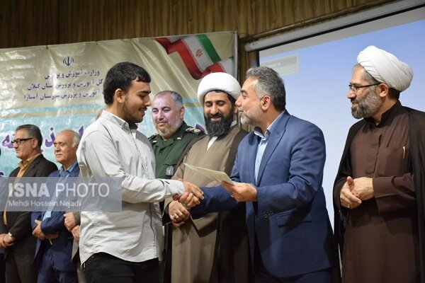 پرواز قوهای سپید بر فراز نقش جهان