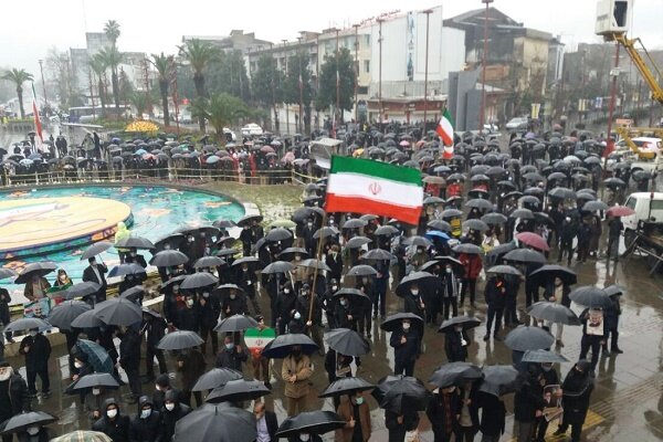 آغاز راهپیمایی 13 آبان شهر رشت در زیر باران