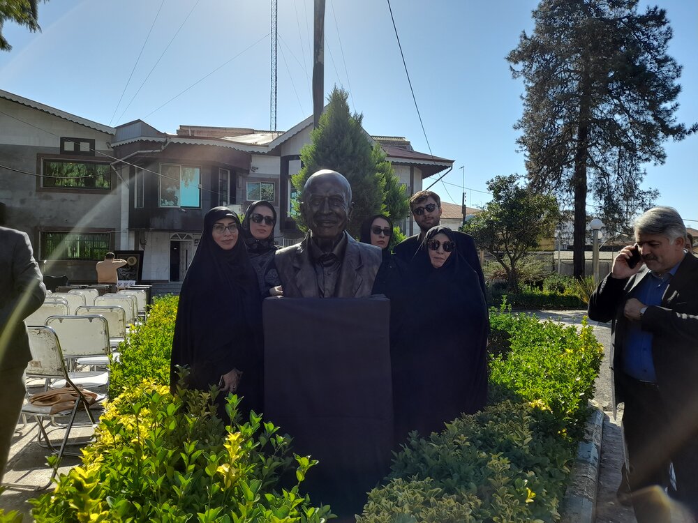 تندیس زنده‌یاد ابوالقاسم حسینجانی در بندر انزلی رونمایی شد