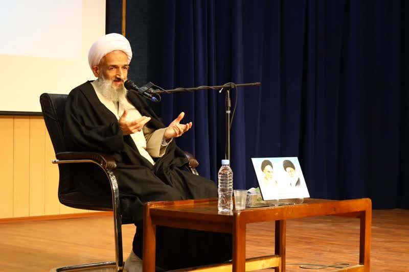 ضرورت انقلابی و ولایی نگه داشتن حوزه علمیه