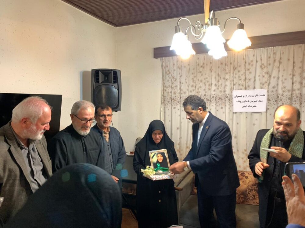 آیین تجلیل از همسران و مادران شهدا در بندرانزلی برگزار شد