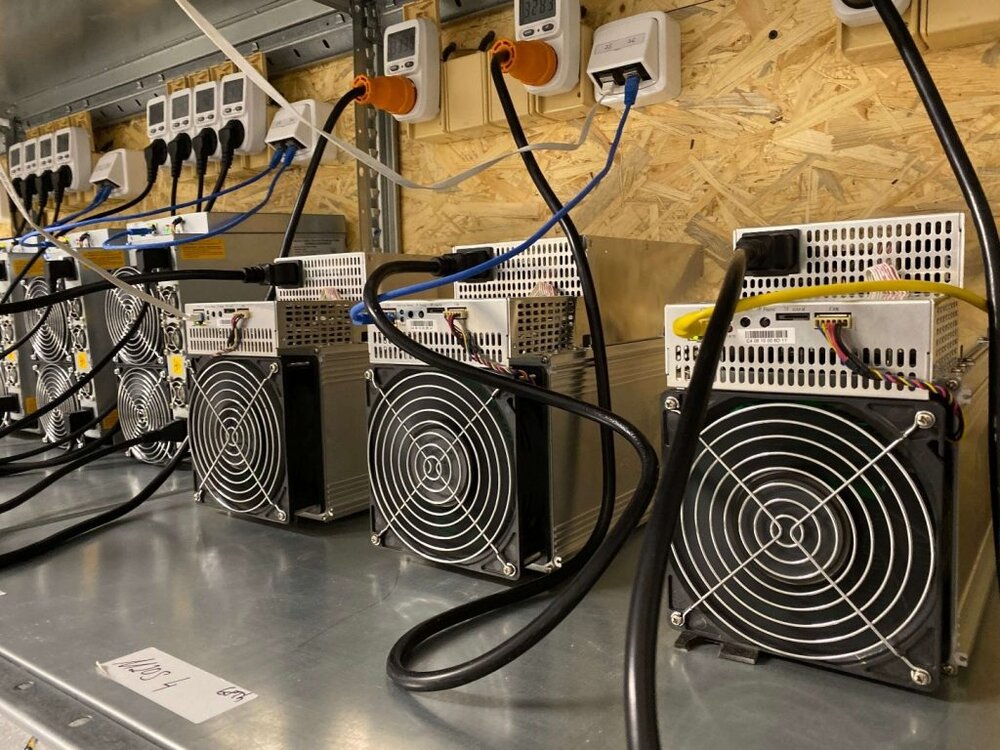 کشف 7 دستگاه ارز دیجیتال در صومعه سرا