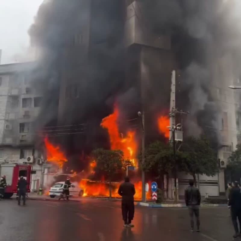 نجات جان 20 نفر در حادثه آتش سوزی خیابان سلمان فارسی ساری