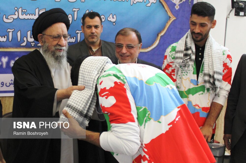 اهدای هدایای رهبر معظم انقلاب به مدال‌آوران گلستانی در هانگژو