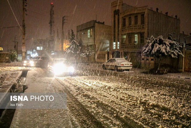 بارش شدید برف در محورهای مواصلاتی شفت و بندرانزلی/ ارتفاع برف به 75 سانتیمتر رسید