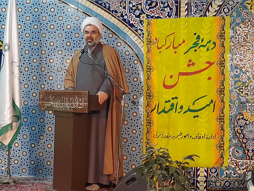 تا زمانی که ارزش های دینی و اسلامی در کشور حاکم باشد انقلاب زنده است