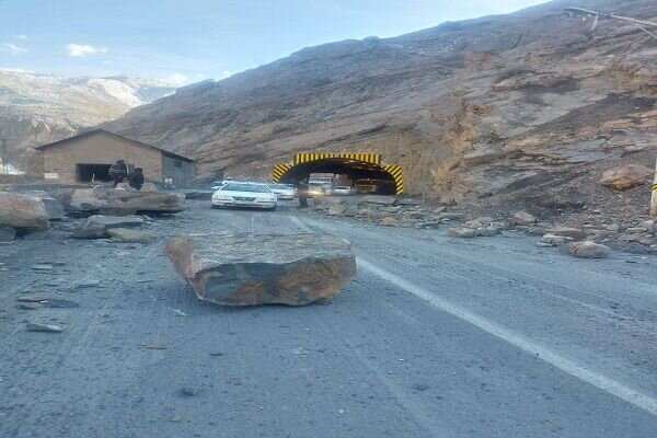ریزش سنگ در جاده کندوان موجب خسارت به یک دستگاه خودرو شد