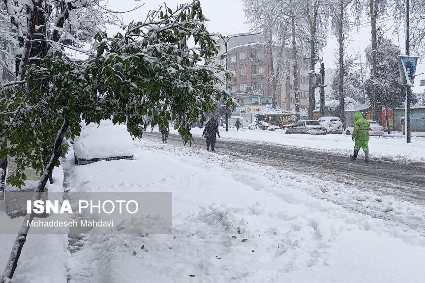 915 پاکبان مشغول خدمات‌رسانی در برف به رشتوندان