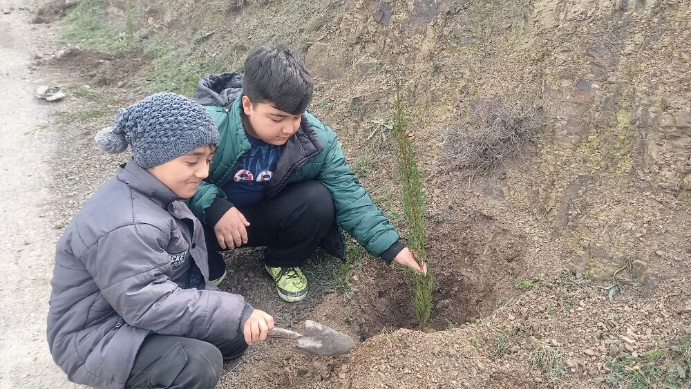 غرس 12000 اصله نهال در پویش مردمی کاشت نهال در شهرستان رودبار