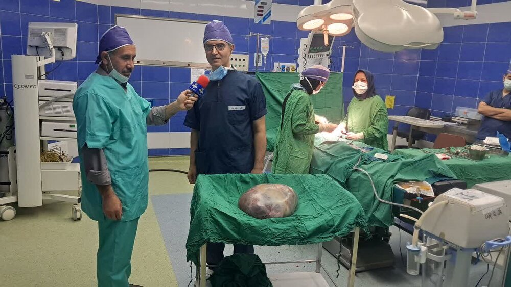 خارج کردن توده 18 کیلویی از شکم بانوی بهشهری با یک عمل جراحی موفق