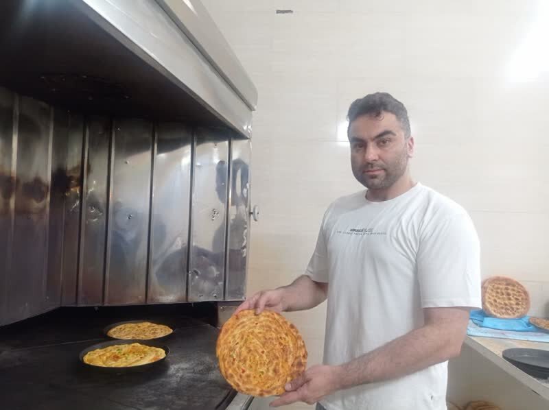 کسب روزی حلال و اشتغالزایی نانوای گرگانی با پخت متفاوت نان سنتی