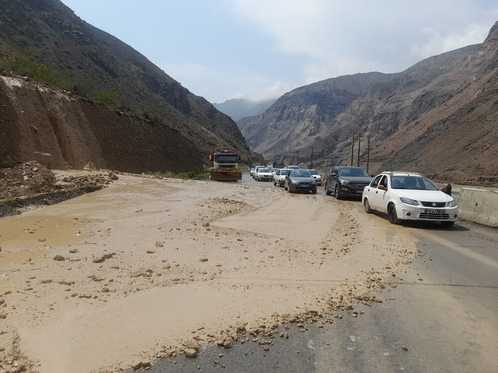 هراز باز شد/خطر از بیخ گوش سرنشینان سه خودروی عبور در جاده هراز گذشت