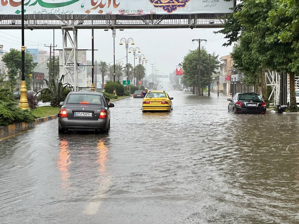 رفع آب‌گرفتگی و بازگشایی معابر شهر لاهیجان
