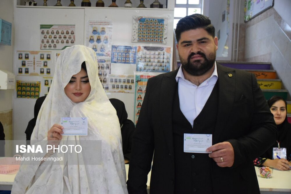 حضور عروس و داماد آستارایی در پای صندوق رأی