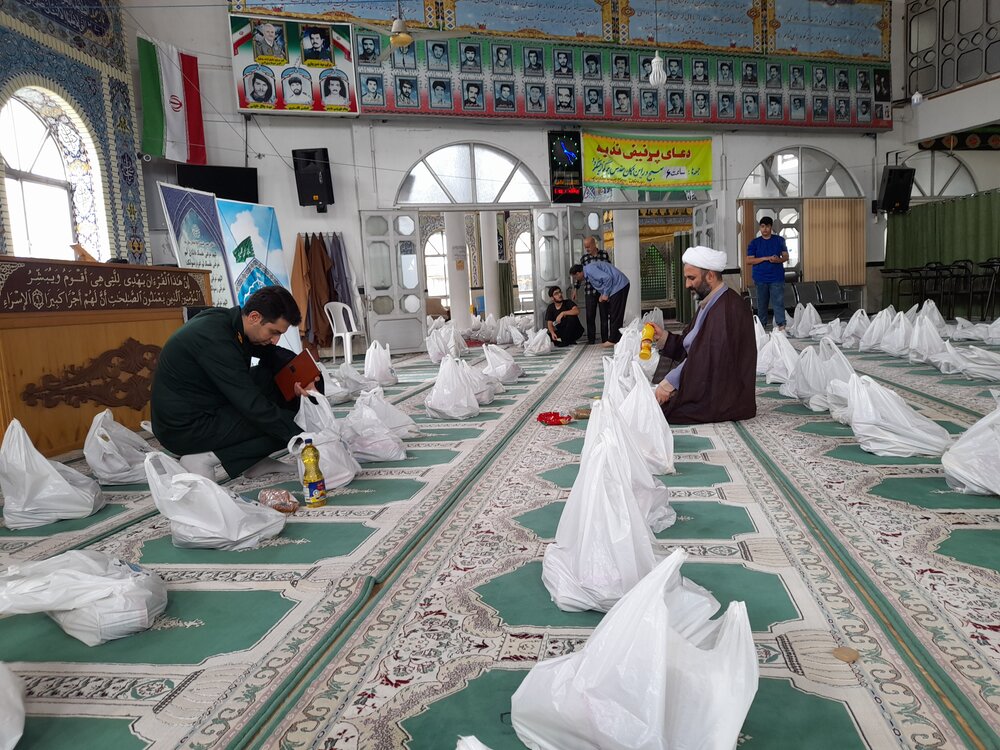 200 بسته معیشتی در بندرانزلی تهیه و بین نیازمندان توزیع شد