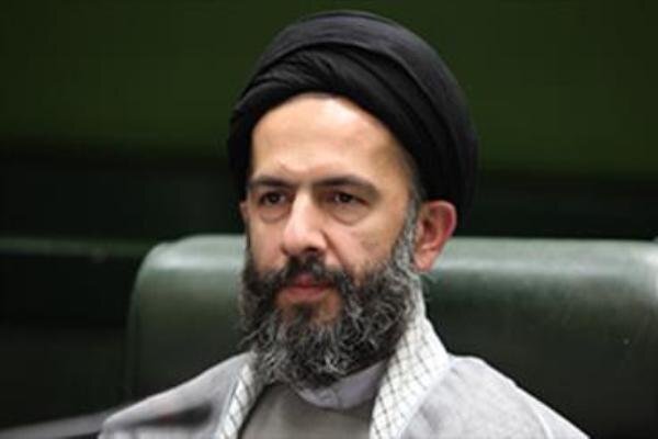اصلح کسی است که به مبانی انقلاب و نظام اعتقاد داشته باشد