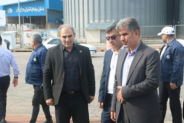 تخلیه محموله گندم در مجتمع بندر انزلی در راستای پدافند غیر عامل