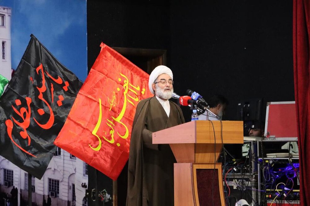 باید فرهنگ عاشورا را تقویت کنیم