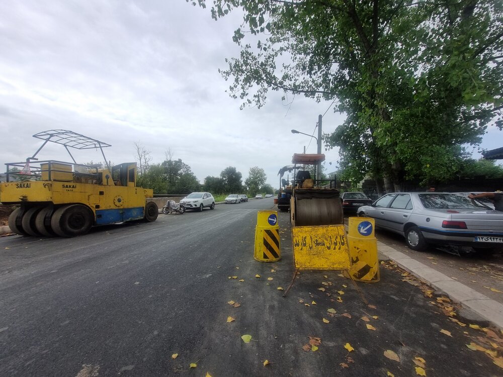 آسفالت کنارگذر جدید رشت در حریم کانال ژ5 آغاز شد
