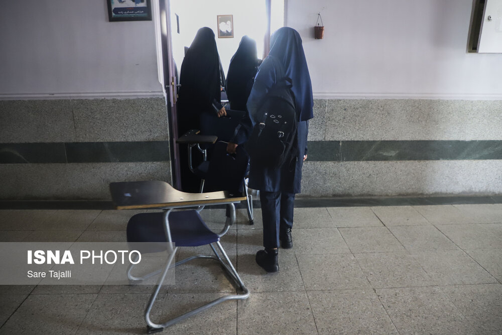 آشتی دوباره 555 نفر از فرزندان زندانیان بازمانده از تحصیل گلستانی با میز و نیمکت