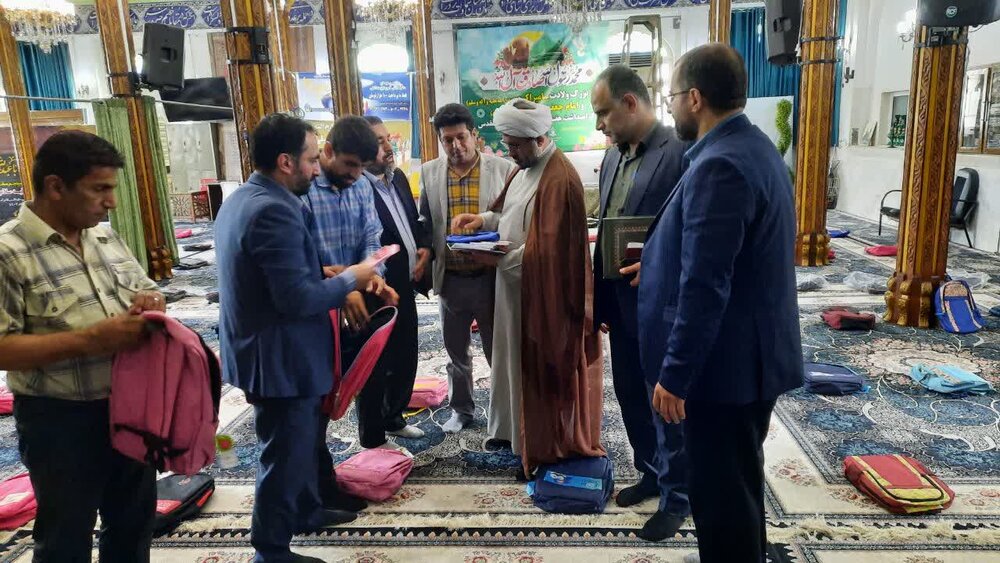 1000 بسته لوازم التحریر بین دانش آموزان نیازمند آمل توزیع شد