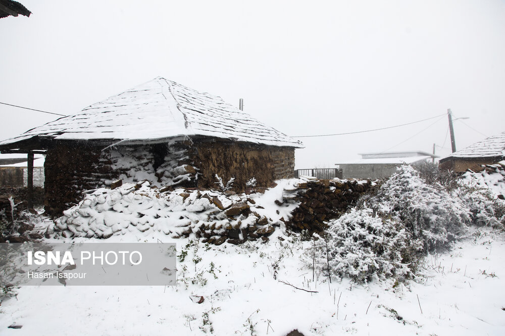 بارش برف پاییزی در روستای کوهپایه نشین اسپرز - استان مازندران