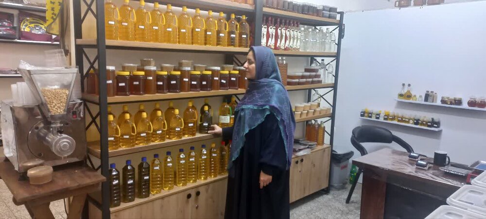 کارآفرینی با چاشنی دانه‌های روغنی/ از وام 100 میلیونی تا برند اختصاصی