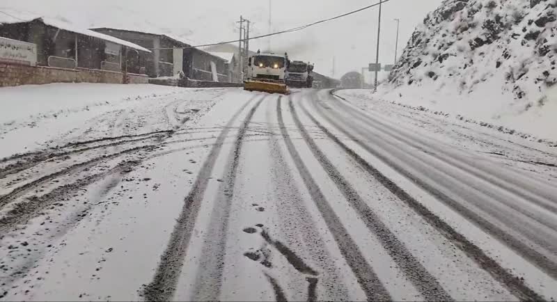 بارش 20 سانتی برف در محور چالوس/ تردد روان است