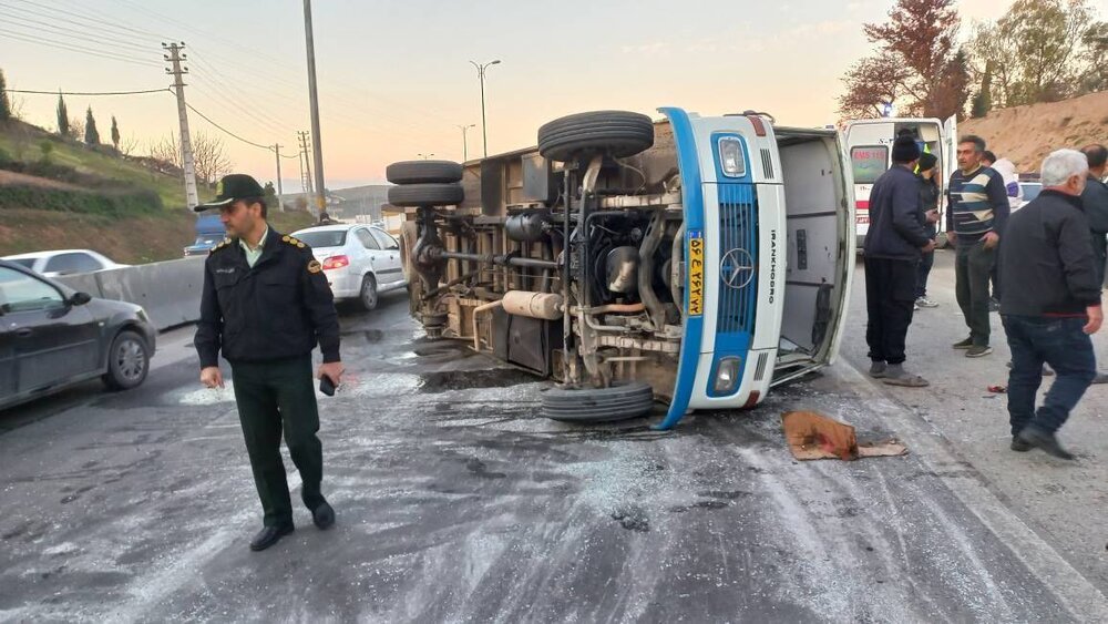 23 مصدوم در پی واژگونی مینی‌بوس در نکا