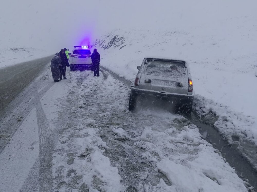 امداد رسانی هلال احمر گلستان یه 15 خانواده گرفتار در برف