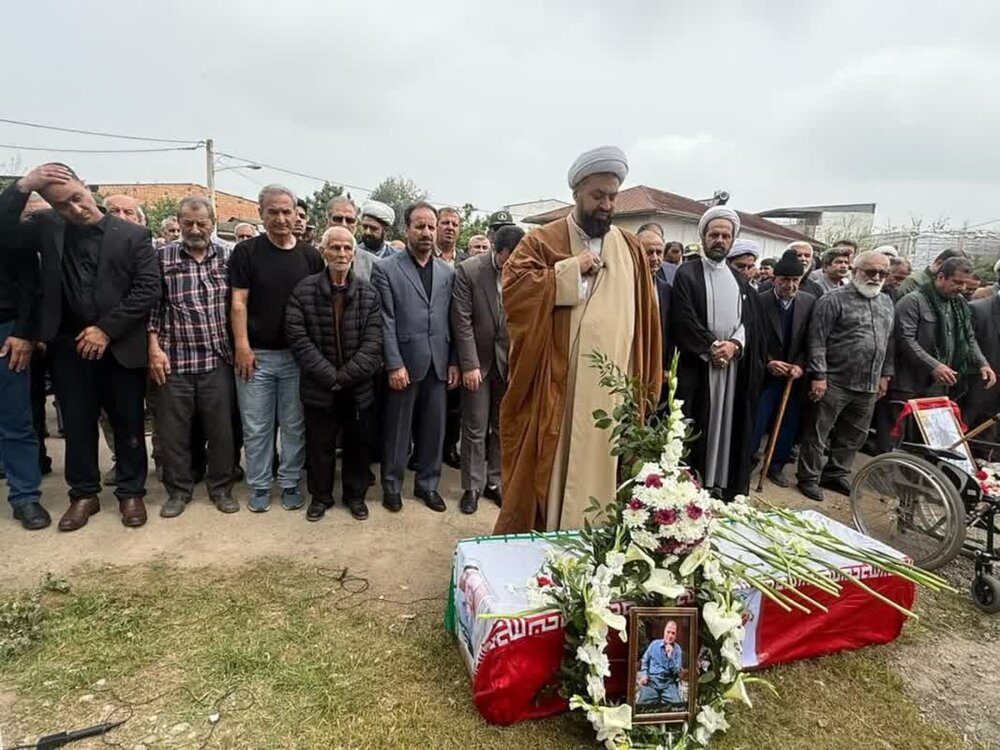 پیکر «مهدی تجر» معلم ایثارگر و جانباز شهید در گلستان تشییع شد