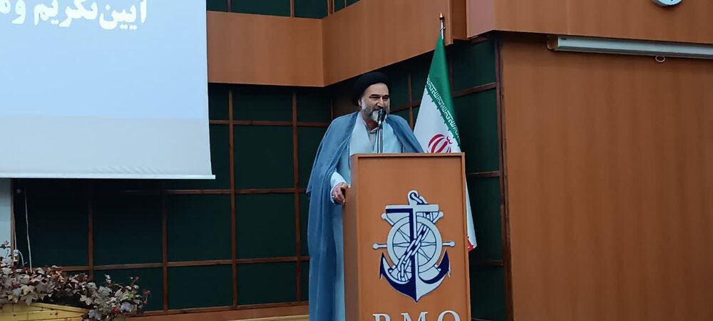 مسئولان باید در جلسات خصوصی مورد نقد قرار گیرند