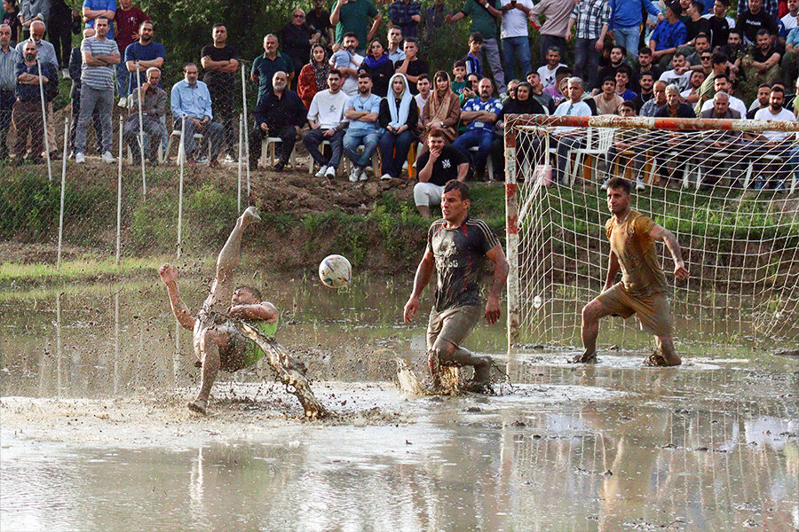 ویدیو/ فوتچل با چاشنی آب و گل