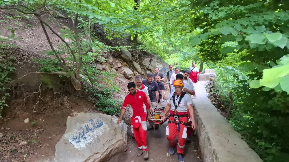 نجات مسافر مشهدی از آبشار شیرآباد  پس از 7 ساعت تلاش نفس‌گیر