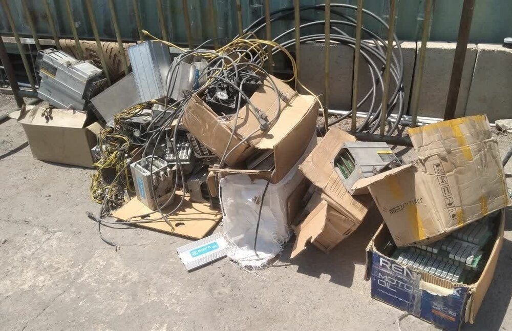 کشف 24 دستگاه ماینر از یک کانتینر در شهرک صنعتی لوشان