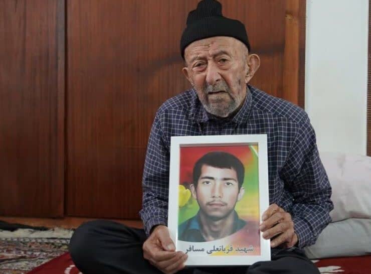 پدر شهید «قربانعلی مسافر» در کنار فرزند شهیدش آرام گرفت