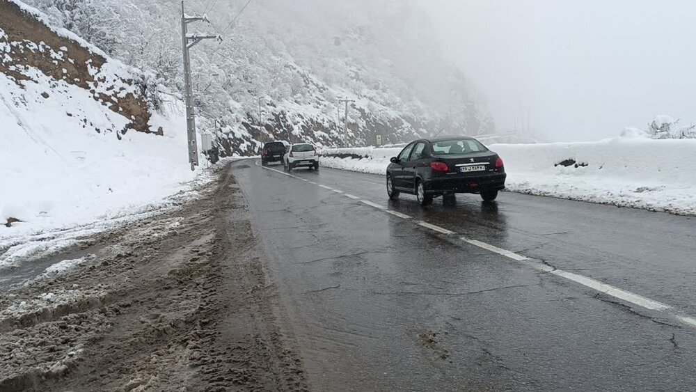 بارش برف در محورهای کوهستانی مازندران / سطح جاده‌ها لغزنده است