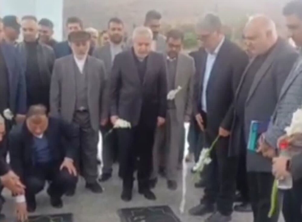ادای احترام وزیر میراث فرهنگی به مقام شامخ شهدای گلستان