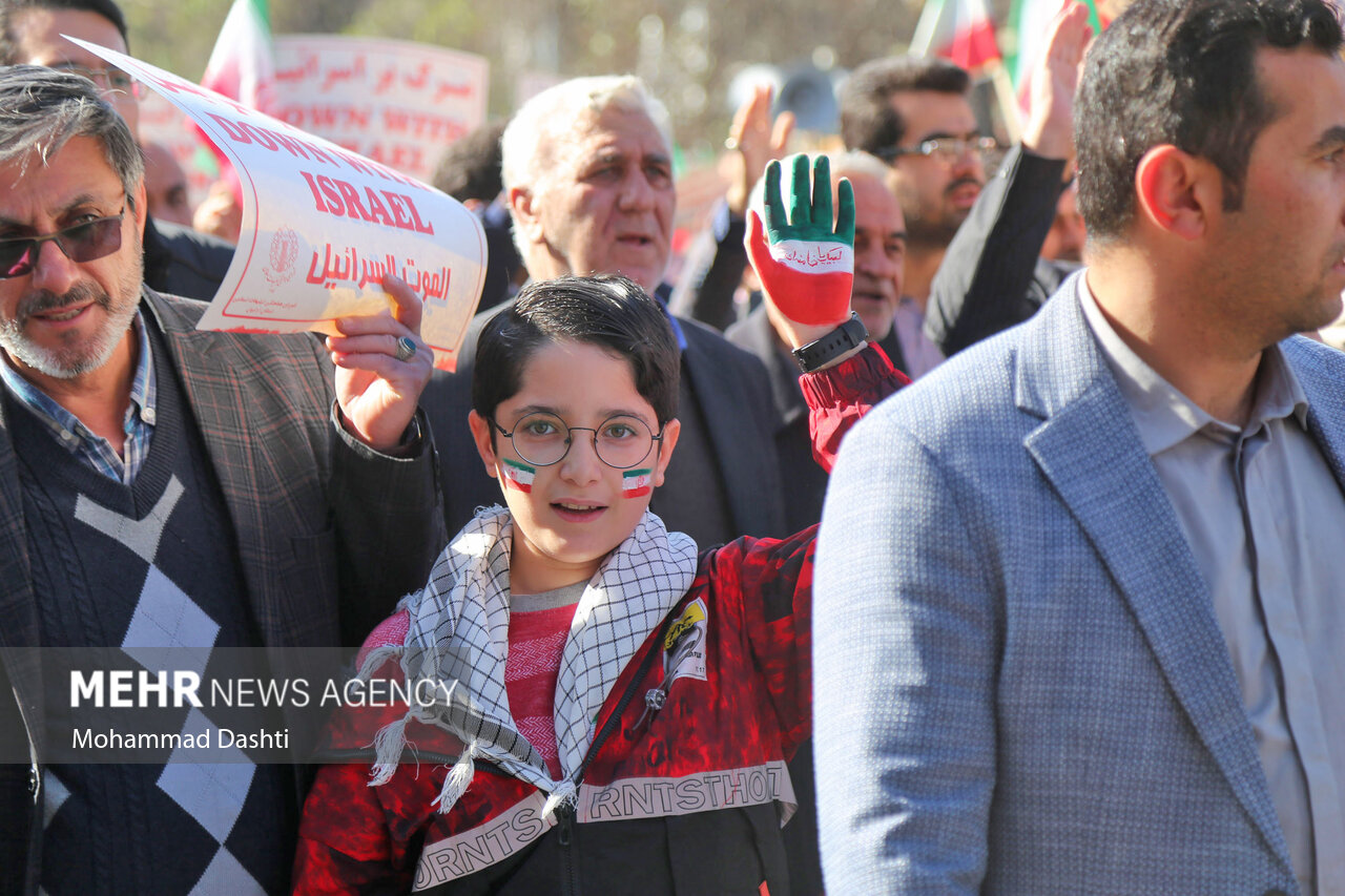 راهپیمایی 13 آبان نشانه تغییر نظام جهانی است