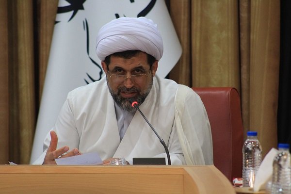 دشمن به دنبال دور کردن نوجوانان و جوانان از مسیر انقلاب است