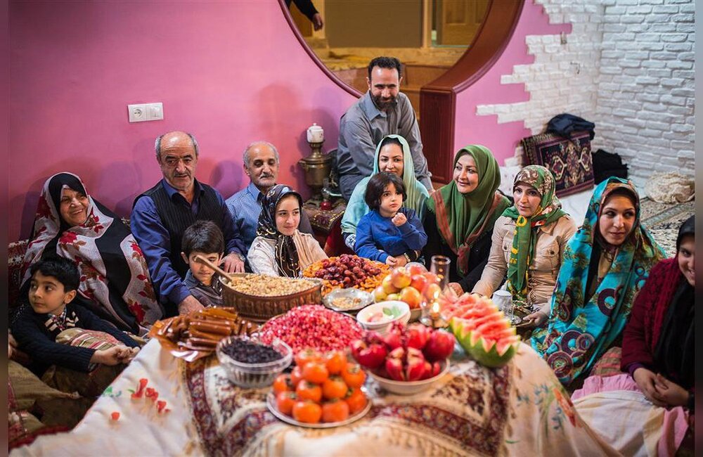 دلربایی لبوهای سرخ درکاسه چینی ننه‌باجی درشب چله/یلدا ماندگار است