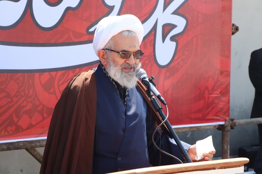 شهید سلیمانی قهرمان ملی ملت است