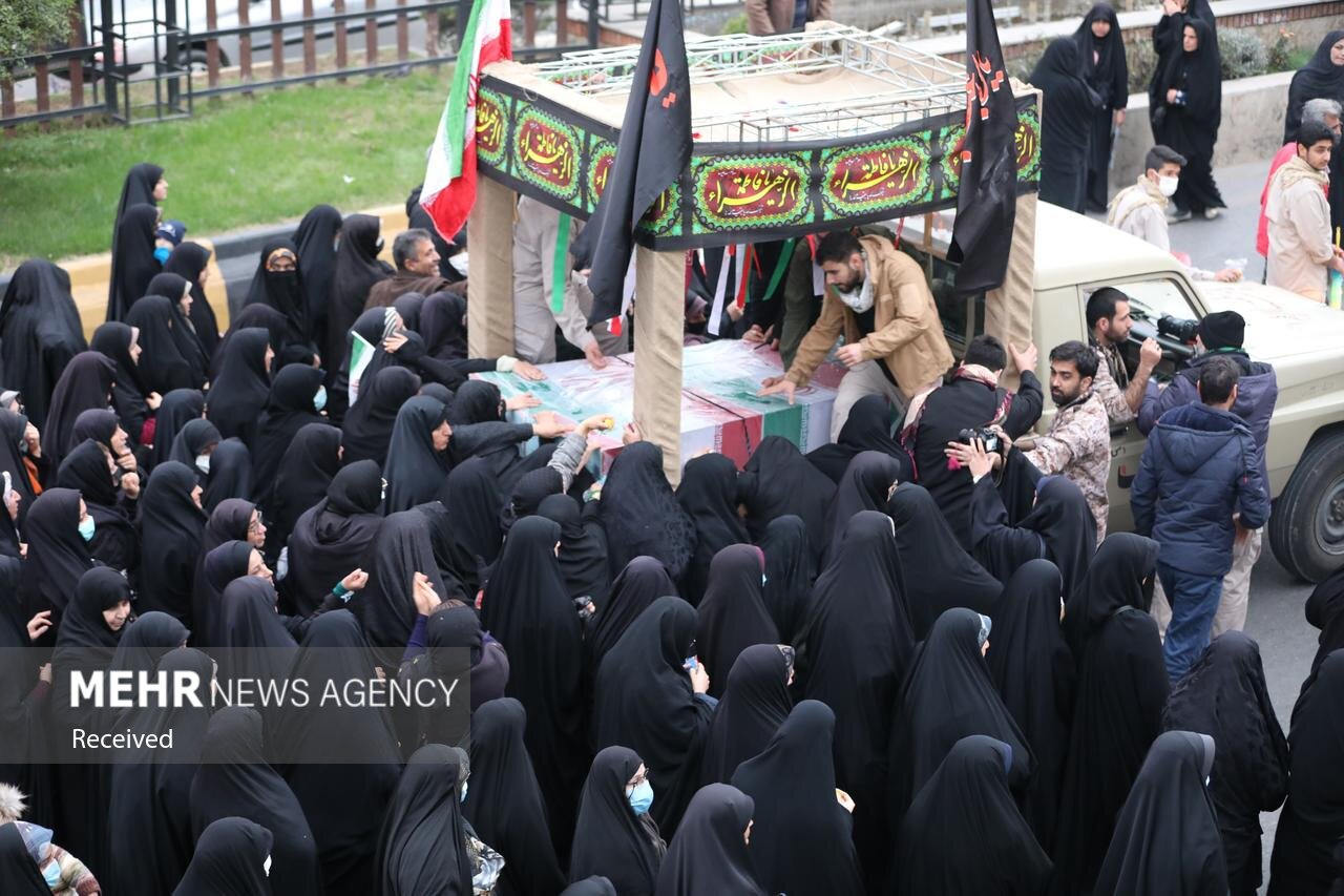 بدرقه شهید گمنام روی دستان دختران رامسری