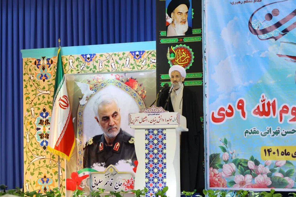 روحیه انقلابی در تقابل با خط غربگرایی است