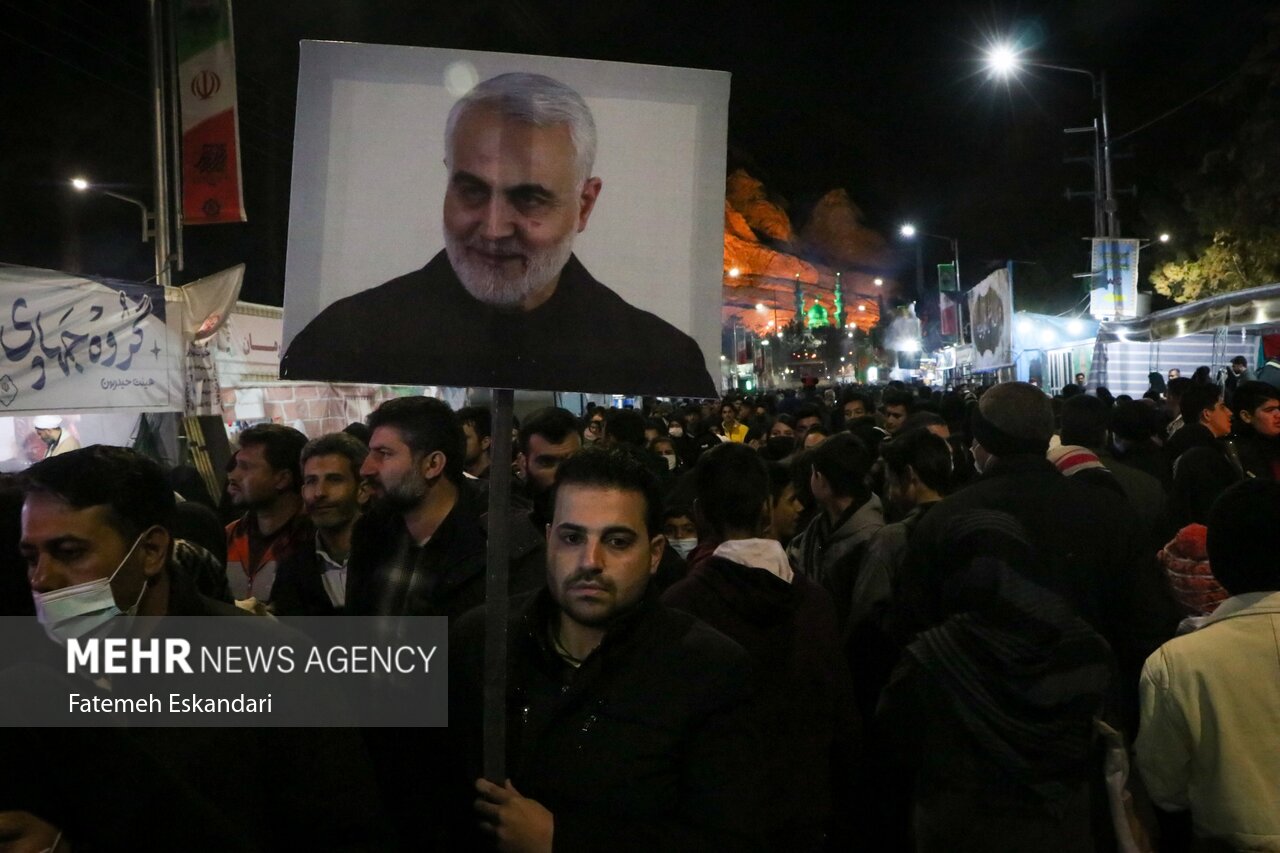 استوار چون کوه و دشمن دژخیمان/ آری این مرد حاج قاسم سلیمانی است