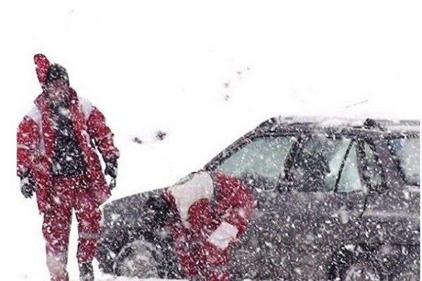 امدادرسانی به 15 خانوار گرفتار در برف و کولاک گلستان